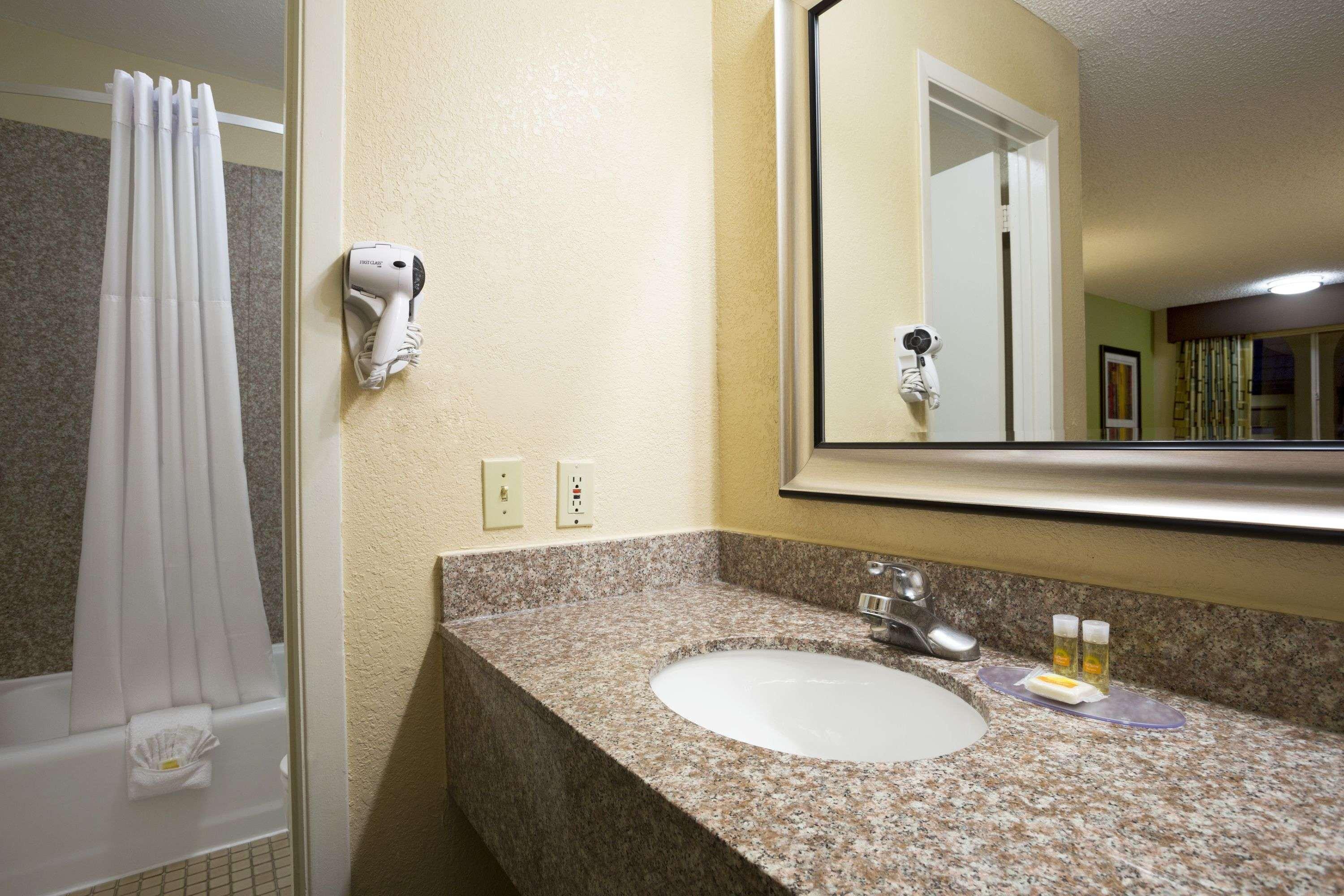 Days Inn By Wyndham Dallas Ървинг Екстериор снимка