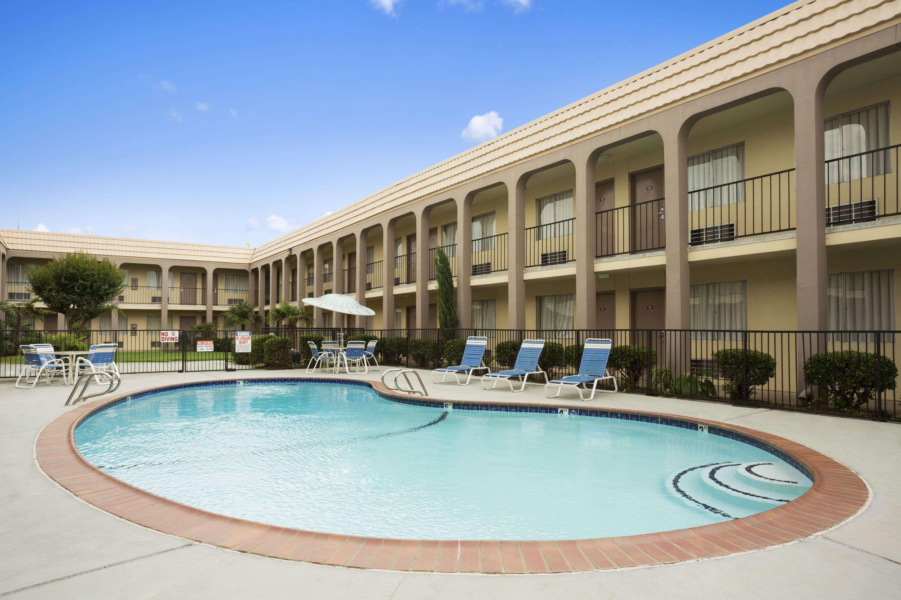 Days Inn By Wyndham Dallas Ървинг Екстериор снимка